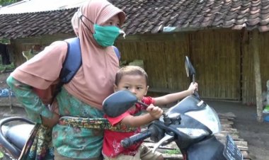 Semangat Ibu Sri Sebagai Guru Honorer Belasan Tahun di Ngawi, Bertempat Tinggal Satu Atap dengan Hewan Ternak