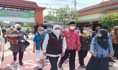 Vaksinasi Anak, Gubernur Jatim Kunjungi SDN Margomulyo 1 Ngawi