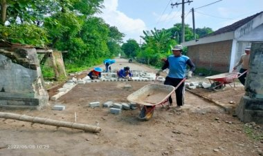 Permudah Akses Warga, Pemdes Jambangan Bangun Paving Jalan Dusun