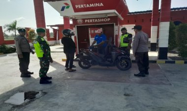 Sinergitas Polsub Sektor Gerih Monitoring Sejumlah SPBU Dampak Adanya Isu Kenaikan BBM