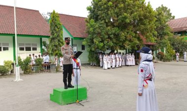 Jadi Pembina Upacara, Kapolsek Paron Sosialisasi Tertib Berlalu Lintas dan Cegah Kenakalan Remaja