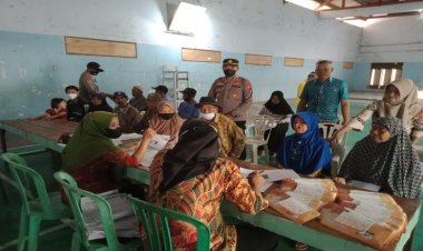 Anggota Kepolisian Polsek Kendal Kawal Penyaluran Kartu TANI