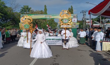 Puncak Hari Santri Pemkab Ngawi Gelar Kirab Santri Sarungan 