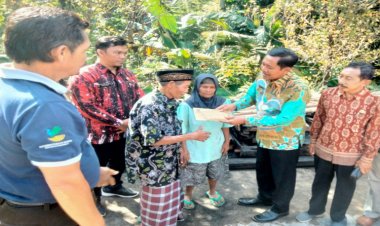 Wabup Ngawi dan Kadinsos Serahkan Bantuan Korban Kebakaran