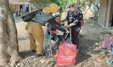 Dinsos Ngawi Salurkan Bantuan Kursi Roda dan Alat Bantu Dengar Bagi Penyandang Disabilitas