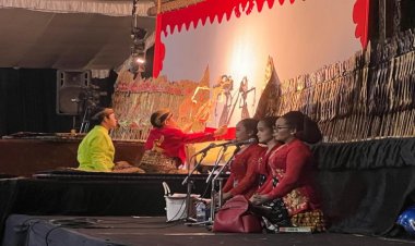 Satpol PP Ngawi Ajak Penggemar Wayang Kulit Ikut Gempur Peredaran Rokok Ilegal