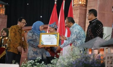 Bupati Ngawi Terima Penghargaan dari Gubernur Jatim sebagai Kabupaten Peduli Ketahanan Pangan Tahun 2023