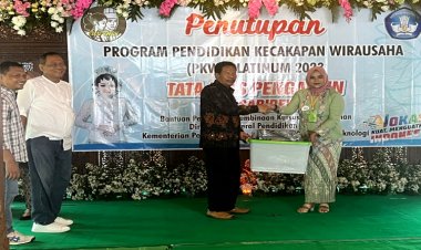 Di Ngawi, Kemendikbud Ristek Apresiasi Cara LKP Sari Dewi Dampingi Alumni Jadi Wirausaha Baru