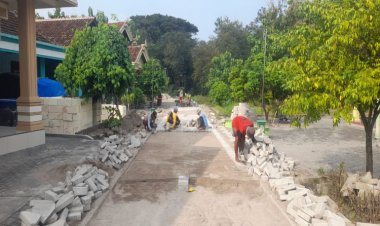 Pemdes Keraskulon Bangun Paving, Upaya Perbaikan Infrastruktur Terus Dilakukan