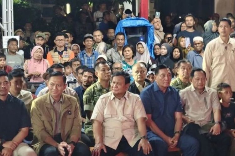 Prabowo Rayakan Tahun Baru di Pos Pengungsian
