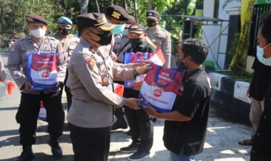 Polres Ngawi Salurkan 250 Paket Sembako Kepada Pekerja Seni dan Pengusaha Sound System