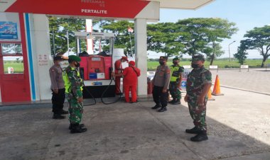 Anggota Polsek Paron Bersama Danramil Monitoring Kamtibmas SPBU Pasca Kenaikan Harga BBM