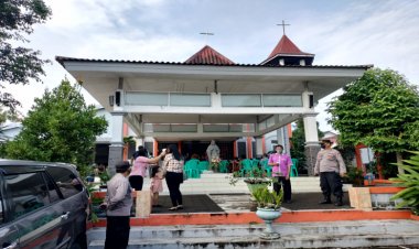 Polsek Ngrambe Melaksanakan Pengamanan Misa Mingguan di Gereja Katolik Kristus Raja