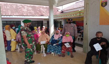 Sinergitas Polsek Kedunggalar Resor Ngawi Bersama Koramil Dampingi Penyaluran BLT BBM di Desa Bangunrejo Kidul