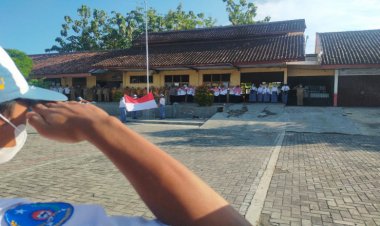 Kepolisian dari polsek Karanganyar Polres Ngawi Pimpin Upacara di Sejumlah Sekolah, Ada Empat Hal Yang Disampaikan